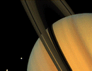 Saturnův prstenec s měsíci Dione a Tethys